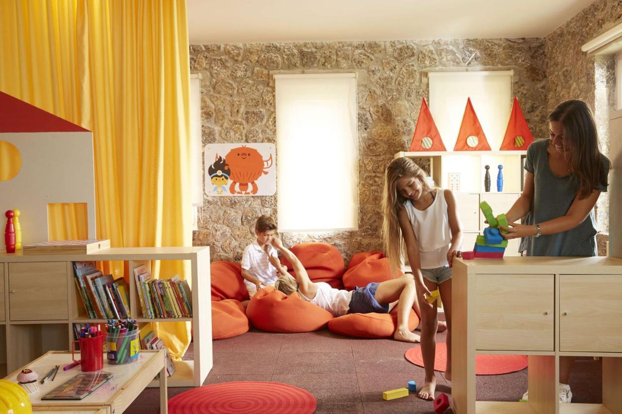 Pelekas Monastery Hotel Exterior foto A typical bedroom at the boarding school